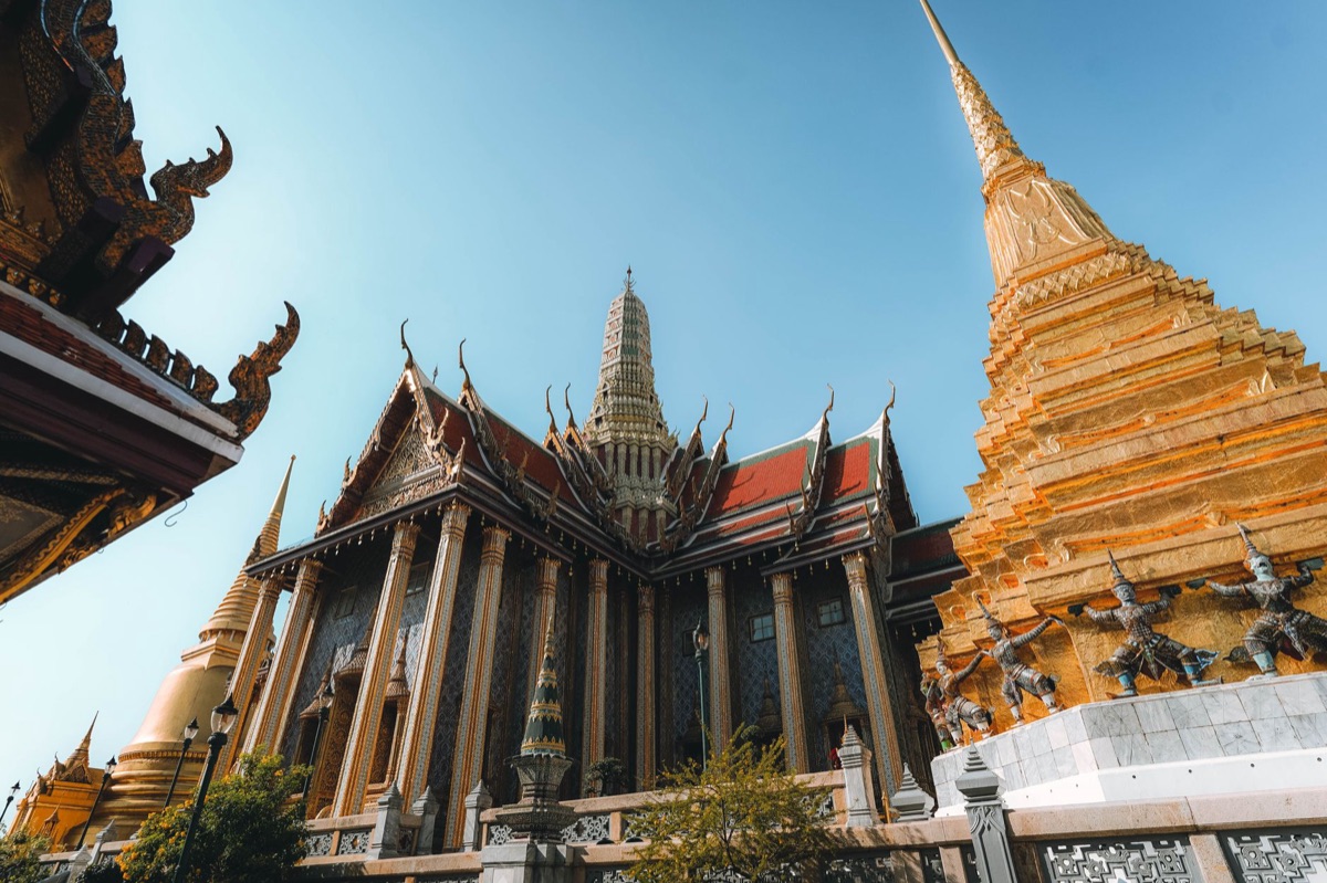 Architecture majestueuse du Grand Palais à Bangkok.