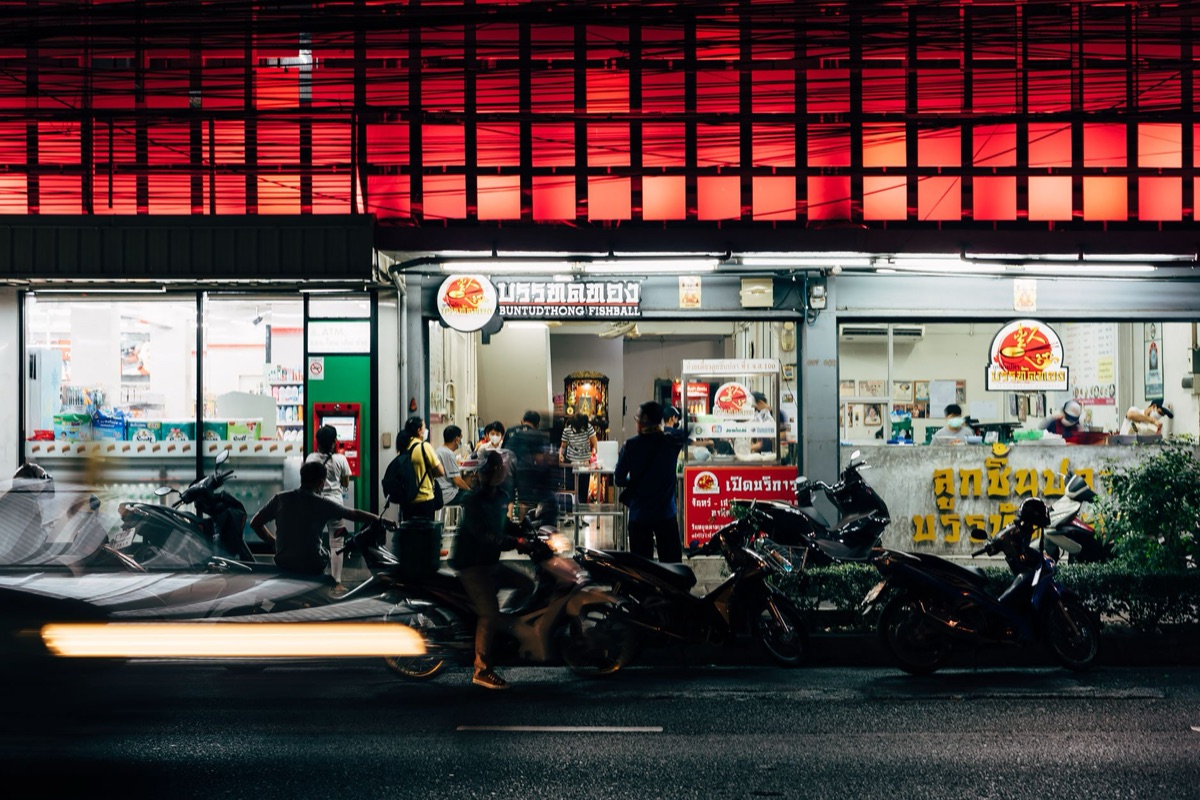 Quartier commercial thaïlandais la nuit