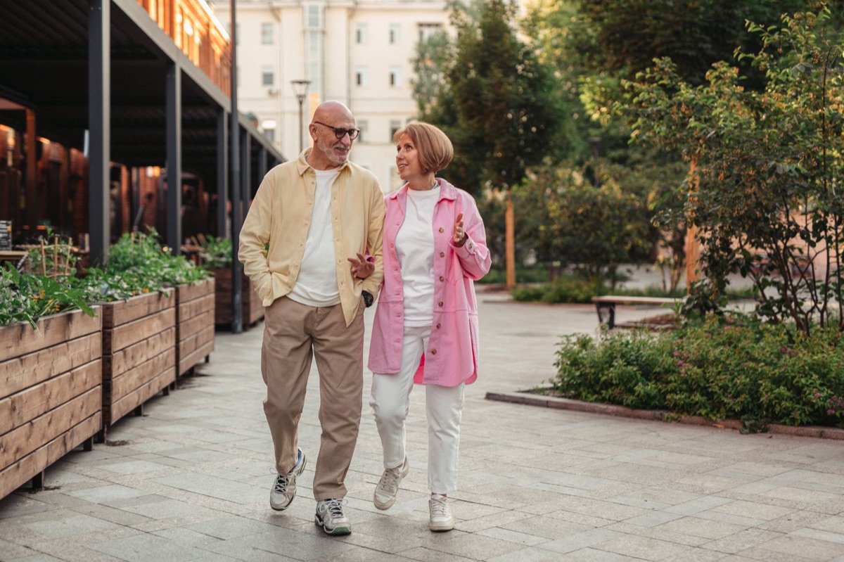 Couple thaï âgé marchant en ville