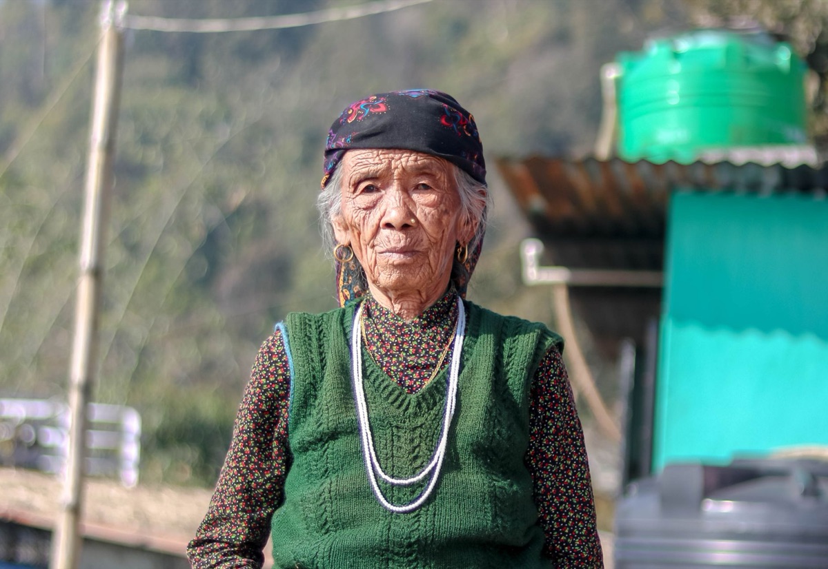 idoso thailandês em roupas tradicionais