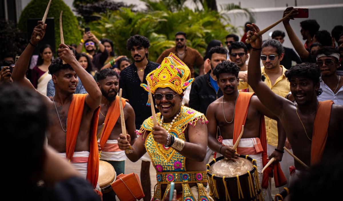 Festa tradizionale thailandese con tamburi e abiti locali