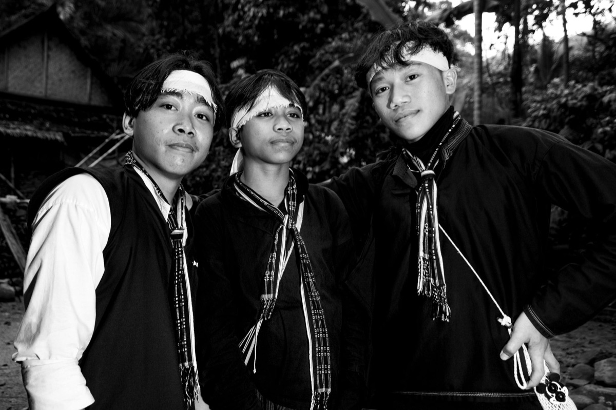 grupo etnico karen em roupas tradicionais
