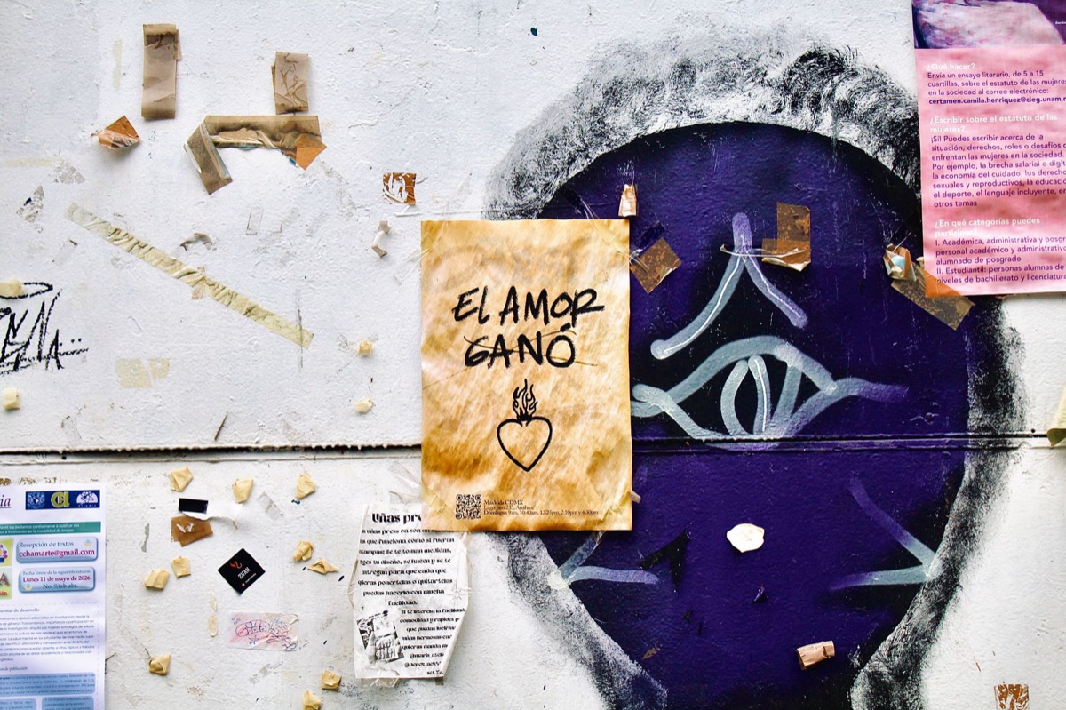 Mural en la calle con símbolos democráticos