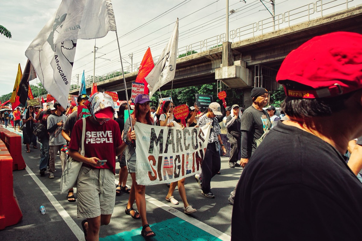 Pôster de protesto em rua de Bangua