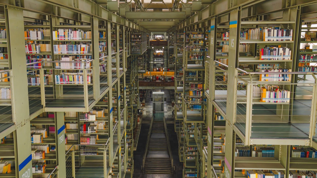 Una biblioteca universitaria con libros antiguos y modernos
