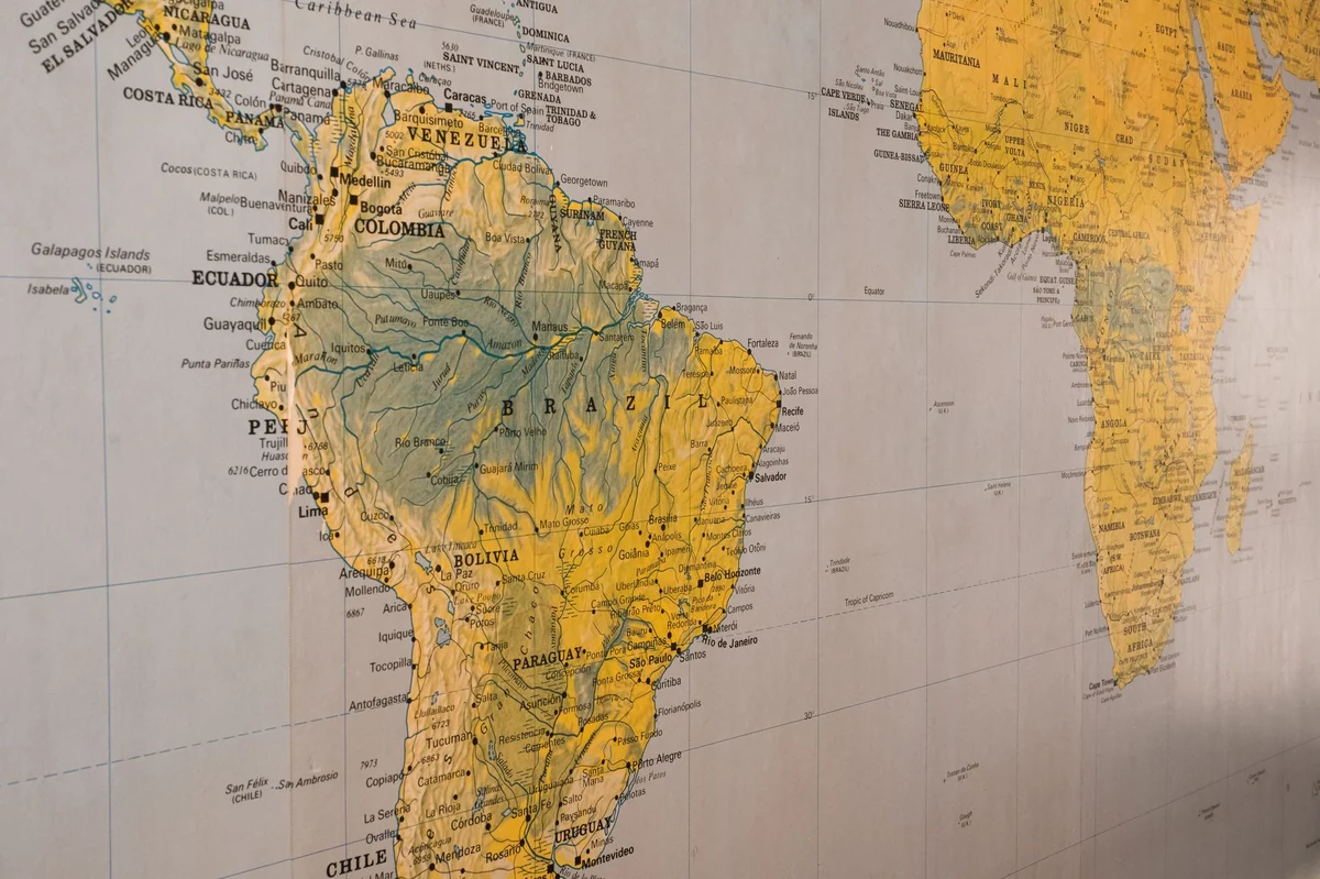 Une carte du monde est affichée sur un mur d'actualités et montre les dernières nouvelles mondiales.