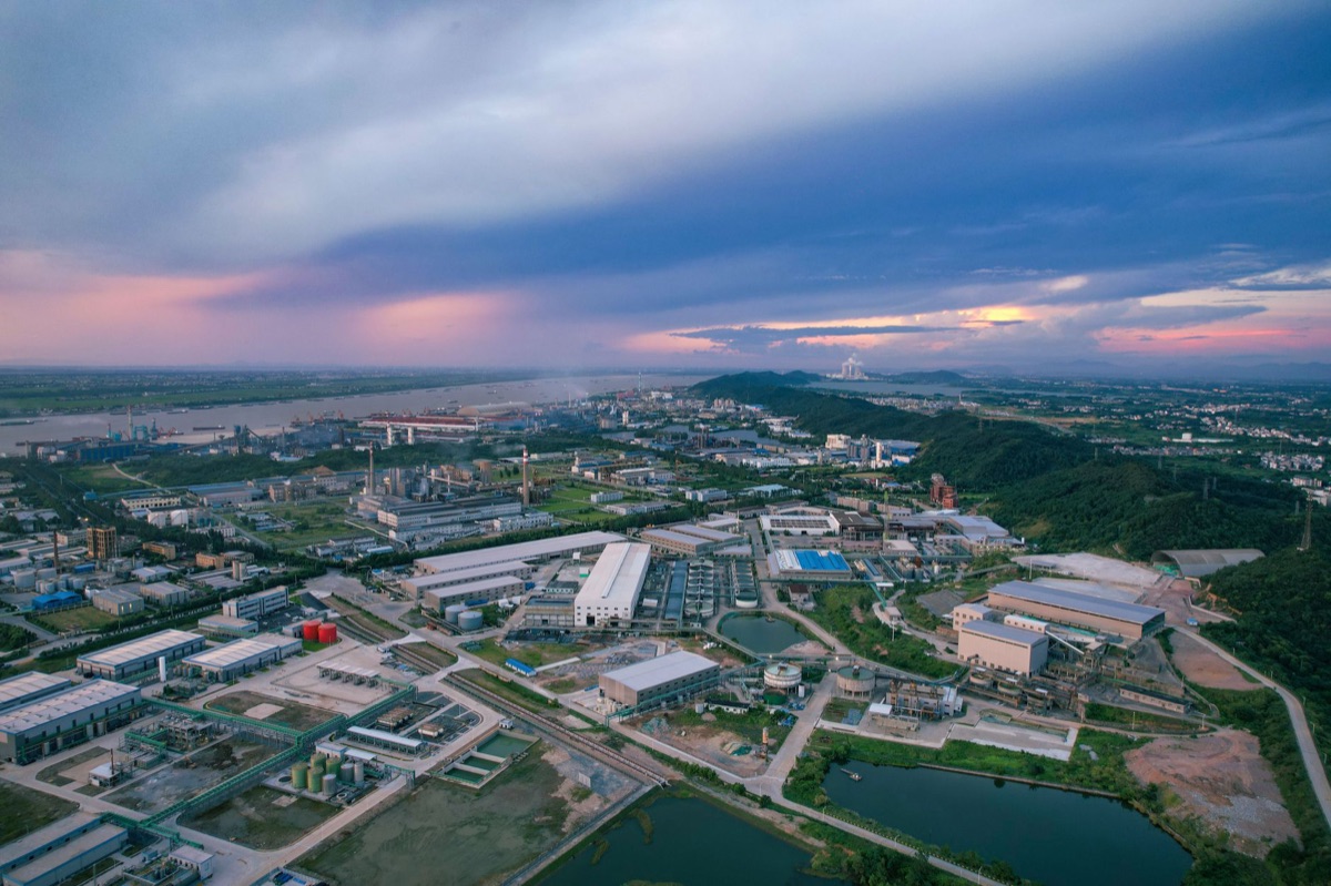 Linha de montagem industrial em uma fábrica moderna tailandesa