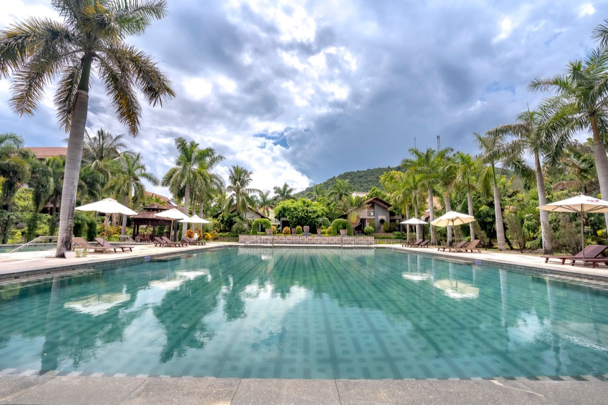 Resort de luxo com piscina em um centro de bem-estar na Tailândia.