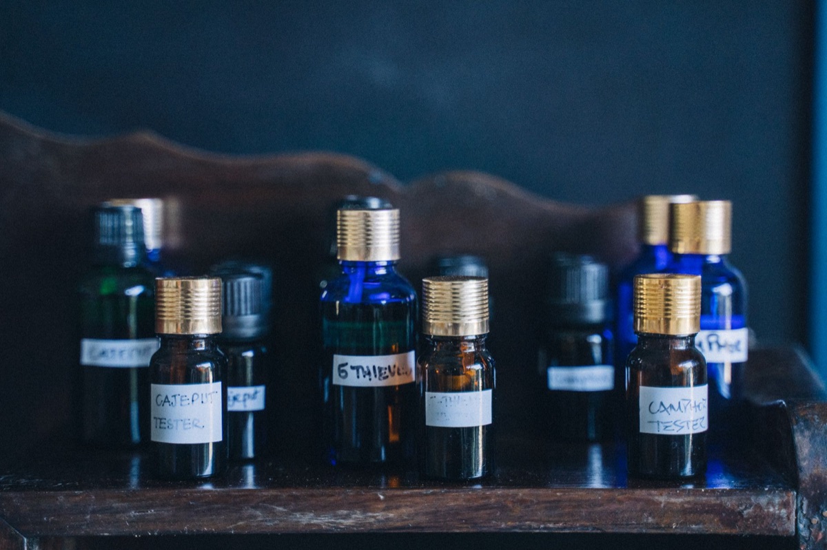 Frascos de óleos essenciais para aromaterapia e relaxamento.